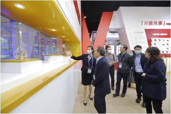 Chinese and foreign visitors stopped to appreciate Wuliangye products in the showroom of Wuliangye during the 17th CAEXPO