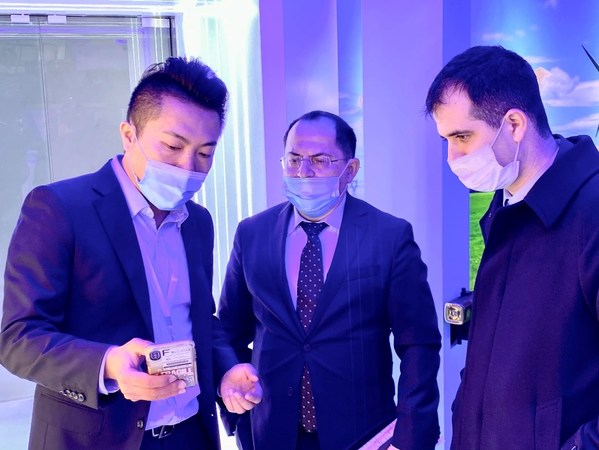 以色列驻上海总领事爱德华先生参观螳螂慧视展厅