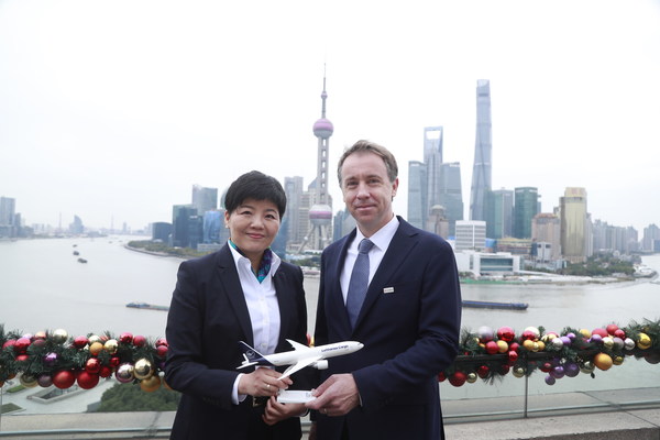 （左起）德国汉莎货运航空公司中国区首席代表糜冬梅与德铁信可大中华区首席执行官Christopher Pollard