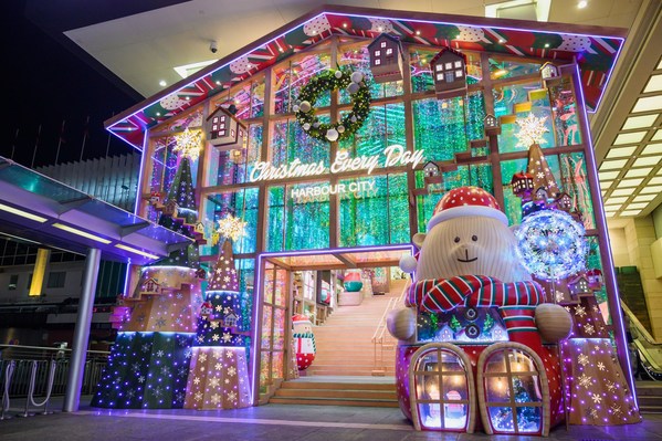 香港海港城將正門入口幻化成「巨型幻彩聖誕熊仔玩具店」。
