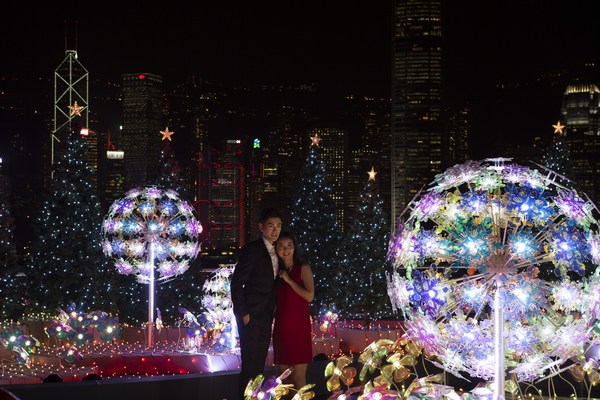ผู้มาเยือนชมการแสดง "Christmas Lighting & Music Show" โดยมีท้องฟ้าอันสวยงามของฮ่องกงเป็นฉากหลัง