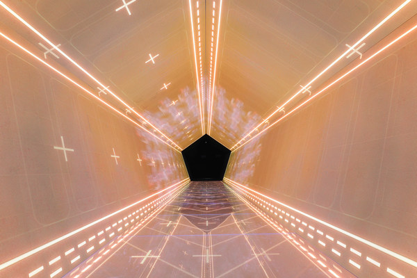 维度视界：旅客进入一条长长的五边形隧道，感受全新的购物体验