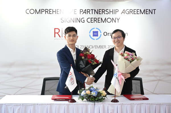 Rikkeisoft首席执行官Phan The Dung与Oraichain首席执行官Chung Dao博士在合作协议签署仪式上合影