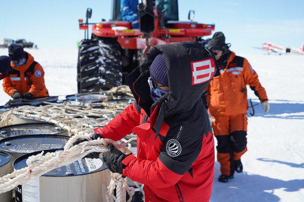 中国南极科考队身穿波司登羽绒服