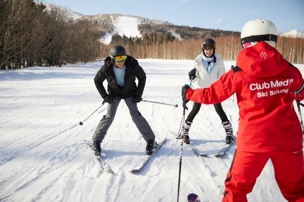 跟随专业滑雪学院教练解锁滑雪新趣，体验冰雪魅力