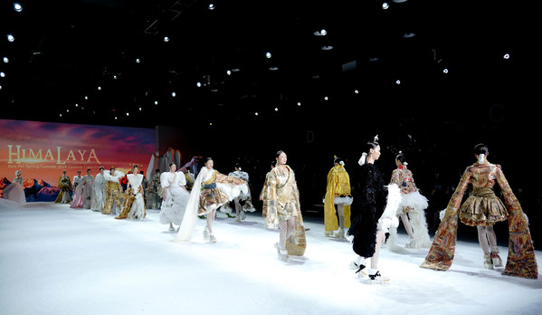 Model-model memperagakan karya fesyen busana anggun bertemakan Himalaya yang direka oleh pereka fesyen terkenal Guo Pei semasa Minggu Fesyen Antarabangsa 2020 pada 5 Disember.