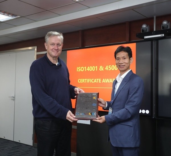 SGS认证及企业优化部深惠区域经理周汉明先生为中海壳牌颁发ISO 45001: 2018证书