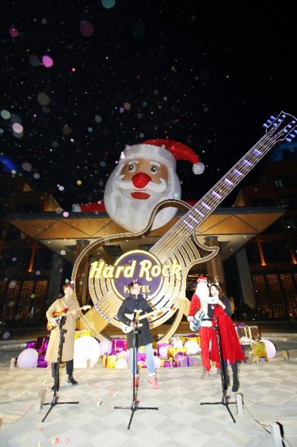 When Rock Collides with Romance, Start a British Christmas Journey with Hard Rock Dalian Hotel