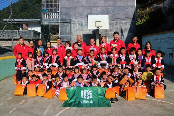 喜威志愿者与连南马头冲小学的学生们合照