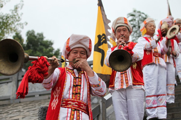 Local artisans from Ziqiu Town are performing.