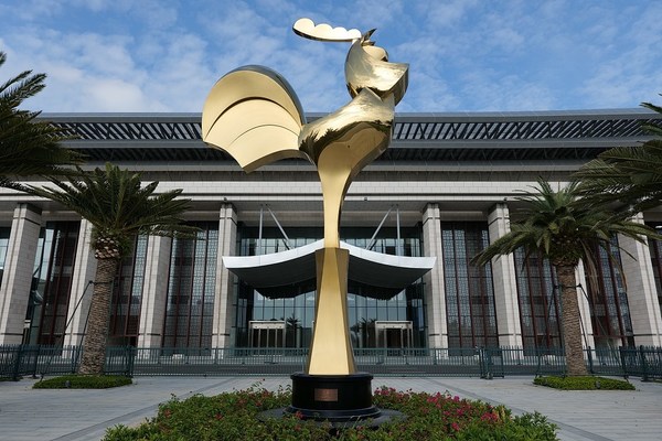 A giant golden rooster statue in front of the Xiamen Strait Grand Theater [Photo/VCG]