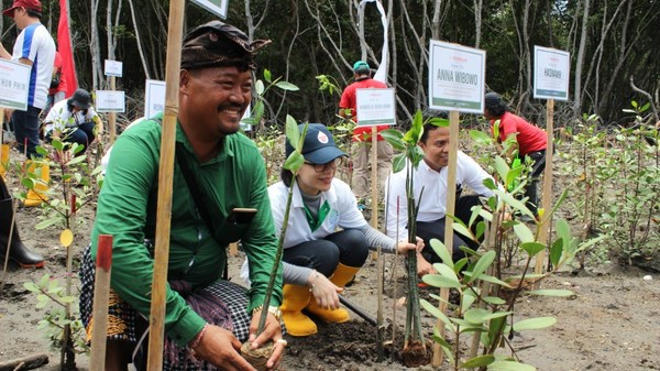 PT Mowilex Chief Marketing Officer Anna Wibowo participating in the company's campaign to plant 50,000 trees.