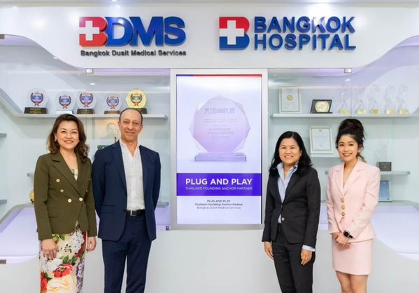 From left to right: Ms. Patcharin Boonyarungsun, Ph.D., Director of Quality Management & Innovation, Bangkok Dusit Medical Services PCL, Mr. Shawn Dehpanah, Executive Vice President and Head of Corporate Innovation APAC at Plug and Play Tech Center, Ms. Poramaporn Prasarttong-osoth, M.D, President, Bangkok Dusit Medical Services PCL., and CEO Group 1, Bangkok Hospital, Ms. Tanya Tongwaranan, Program Manager Thailand at Plug and Play Tech Center