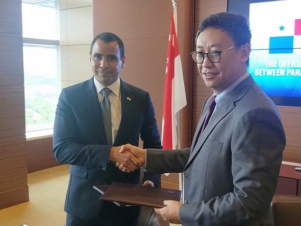 巴拿馬駐新加坡大使Mr. Luis Alberto Melo （左）和海運在線CEO楊淩（右）簽署合作協議