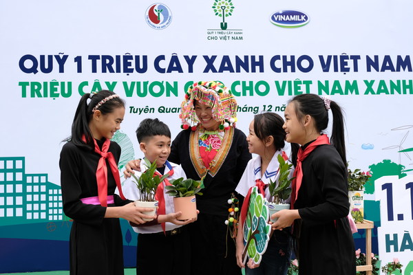 Children in Tuyen Quang province enjoyed the “Exchange empty milk boxes with tree sapling” activities