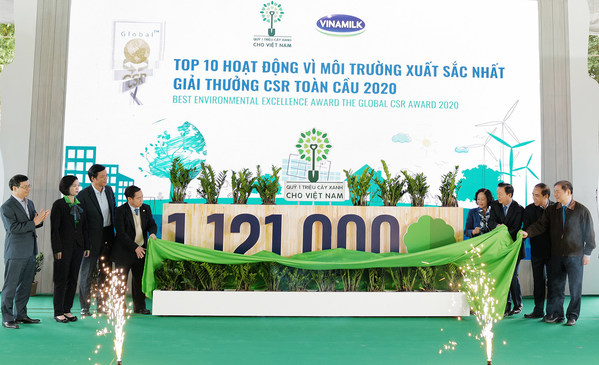 Vinamilk가 베트남 정부 및 MONRE 대표단과 함께 '베트남을 위한 100만 그루의 나무 펀드' 이정표를 기념