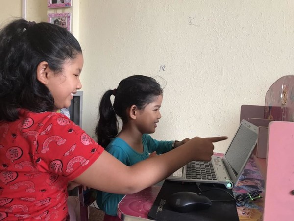 เด็กชาวกัมพูชาเรียนรู้เรื่องไฟฟ้าผ่านสื่อออนไลน์ หลังจากที่มีการเปิดห้องสมุดออนไลน์ภายใต้โครงการ Light Up the Future
