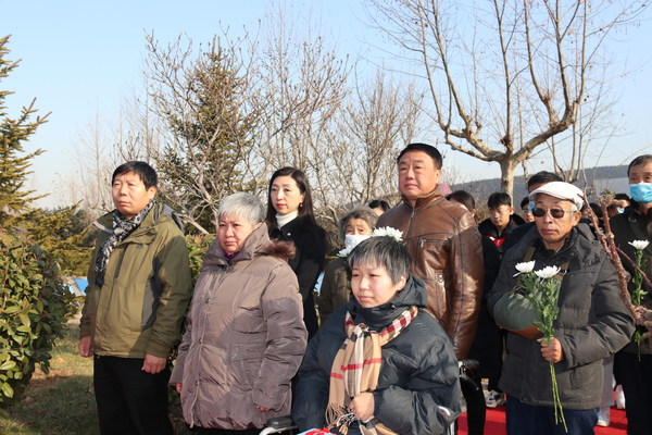“全国最美家庭”韩桂香家庭纪念像在山东福寿园揭幕