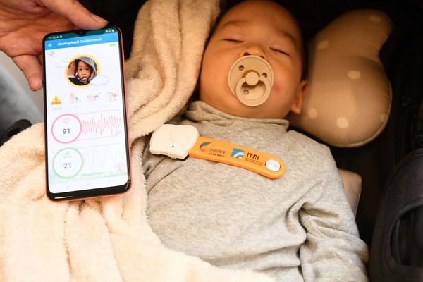 iDarlingWeaR employs harmless low-power radar sensing technology to detect pulse and chest motion and enable long-term heartbeat and respiration monitoring, without direct contact with baby skin.