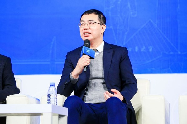 深圳市人民政府副市长艾学峰在参与的高端圆桌论坛环节中发言