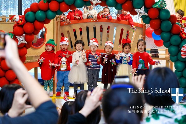 深圳南山国王学校2020圣诞冬日庆典-孩子们或以年级、或以班级为单位各自献上不同特色的圣诞曲目，有的还有西班牙语歌曲表达祝福，为大家呈现了一场精彩的演出