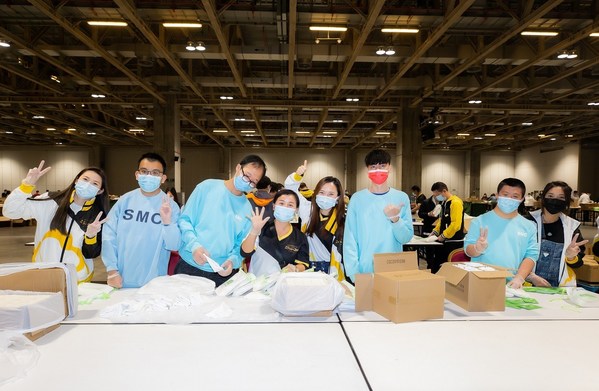 金沙中国及澳门社区的义工们合力制作卫生用品包。