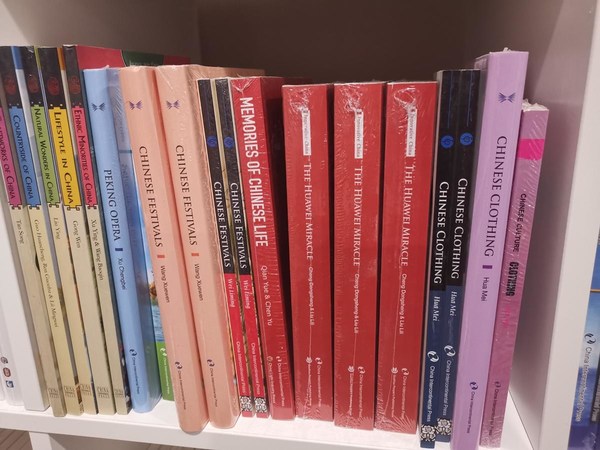 CRRC Meluncurkan "China Bookshelf Project" di  CRRC Times Electric dan Perpustakaan Lokal untuk Mendorong Berbagai Wacana tentang Pertukaran Kebudayaan