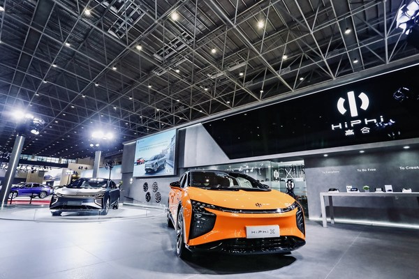 HiPhi X Super SUVが海南・新エネルギーオートショーで電気自動車の愛好家を驚嘆させる