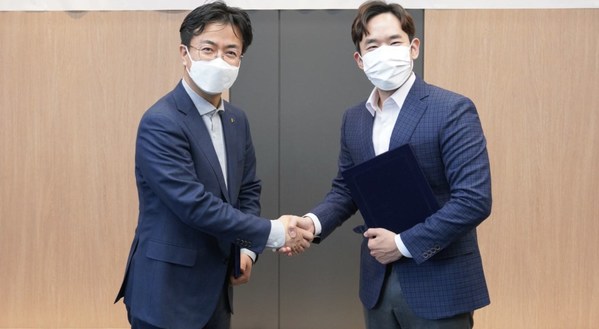 Dae-gyu Yoon (left), Managing Director of Hyundai Robotics, and Andre Yoon (right), co-CEO of MakinaRocks, signed a memorandum of understanding (MOU) to advance AI-based industrial robot arm anomaly detection.