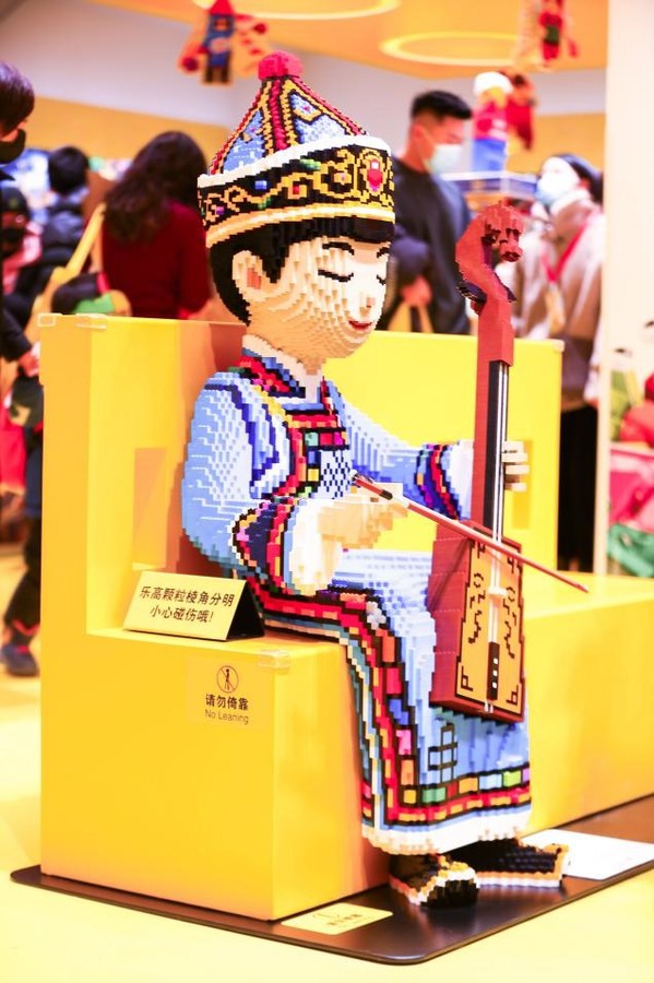 乐高3D模型-“拉马头琴的少年”共使用大约196,000个乐高积木颗粒，耗时660小时