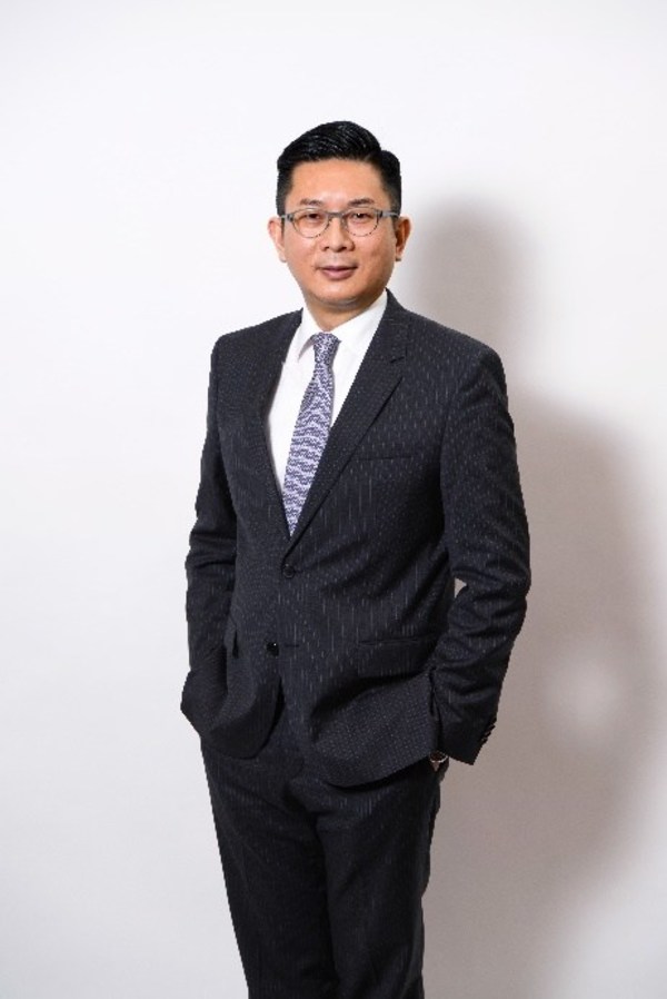 陳鴻展 -- 首席業務總監