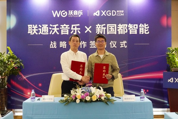联通在线沃音乐总经理李韩（左）与新国都智能总经理张绪波（右）签署战略合作协议