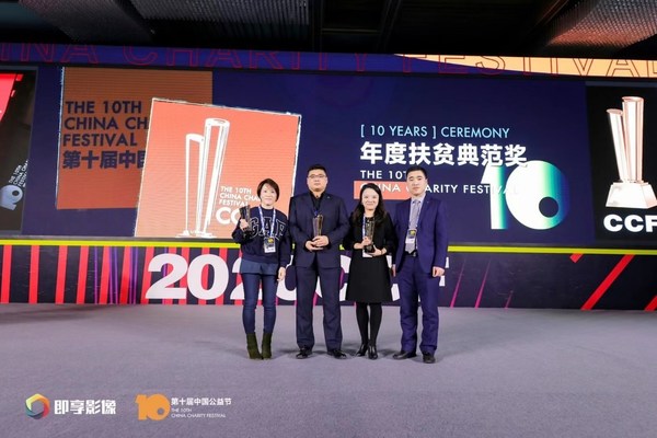 盖璞集团亚洲零售业务人力资源和传播副总裁Carrie Chui （左一）