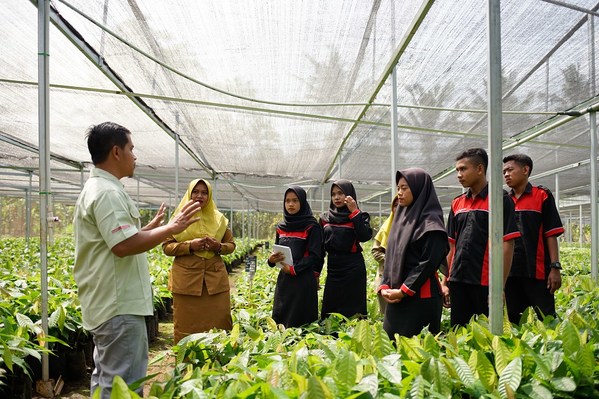 Program pelatihan bertujuan untuk membantu para petani agar mereka dapat menjadikan usaha kecilnya lebih profesional dan meningkatkan mata pencahariannya.