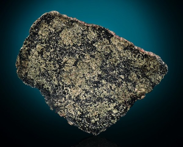 地球上で4番目に大きな月の隕石の破片がクリスティーズ競売に登場