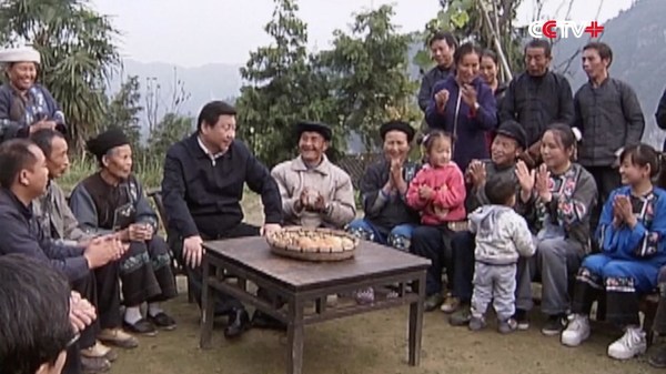 Gambar Presiden Xi Jinping bersama rakyat di rantau miskin