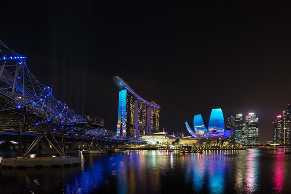 Disney+ 将亮灯仪式投射在滨海湾金沙三栋酒店高塔及艺术科学博物馆 (图片来源：滨海湾金沙)