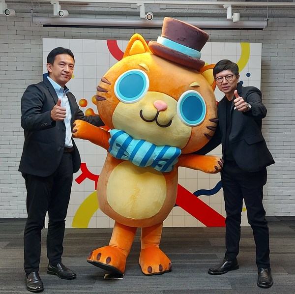 亞洲授權業協會會長陳立邁博士（右），理事近藤努先生（左），及應屆最佳原創授權角色設計獎金獎得主作品「貓法師米卡」