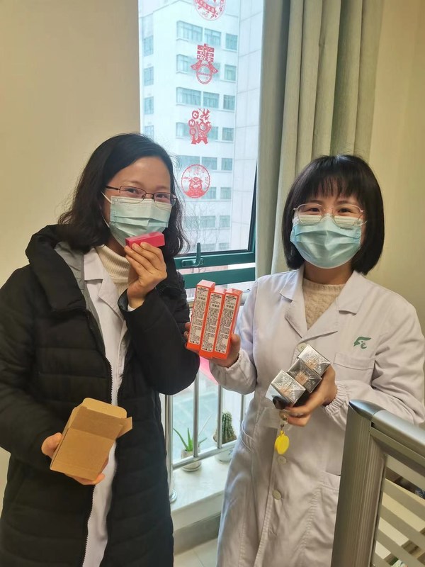 武汉儿童医院医护人员接收科蒂捐赠的防晒与彩妆用品