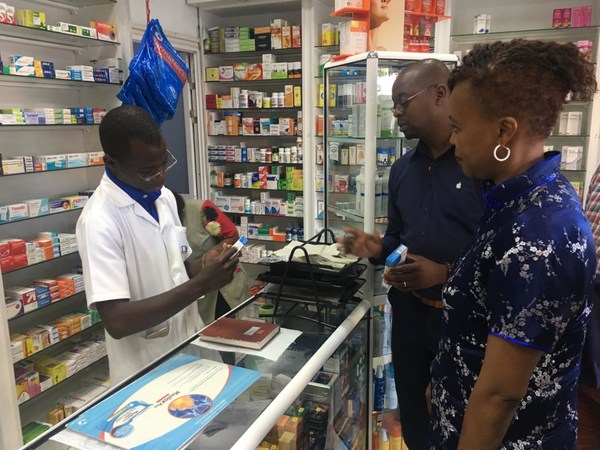 在莫三比克首都馬布多，民眾在藥店購買連花清瘟膠囊。