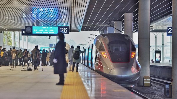 成都・重慶高速鉄道の超高速列車。四川は鉄道輸送産業の完全な産業チェーンを形成した