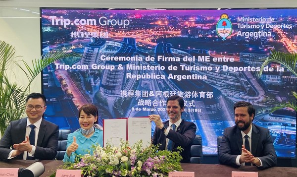 Jane Sun, CEO of Trip.com Group, and Edison Chen, Trip.com Group Overseas Destination Marketing and Government Relations Director, at the MOU signing ceremony with Sabino Vaca Narvaja, Argentine Ambassador to China, and Leandro Compagnucci, the Head of the Argentine Investment Office