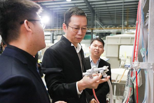 ビジネスライターで中国のブランドと国産品の「製品推薦者」であるWu Xiaobo氏が、JOMOOのLin Xiaowei副社長と共に、JOMOOの5Gスマート工場を訪問
