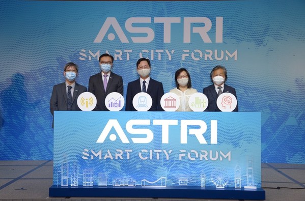 (From left) Dr Lucas Hui, ASTRI Acting Co-CEO cum CTO; Ir Sunny Lee, ASTRI Chairman; Honourable Secretary for Innovation and Technology Mr Alfred Sit; Ms Rebecca Pun, Commissioner for Innovation and Technology; and Dr Martin Szeto, ASTRI Acting Co-CEO cum COO kick off ASTRI’s Smart City Forum.