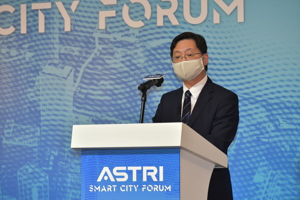 Mr Alfred Sit Wing-hang, Honourable Secretary for Innovation and Technology, delivers a speech at ASTRI’s Smart City Forum, saying he is glad to hear how ASTRI technologies can play a part in Hong Kong’s smart city development.