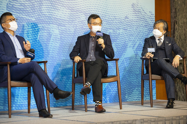 (From left) Mr Duncan Chiu, President of Hong Kong Information Technology Joint Council; Dr Lam Ching-choi, Member of the Executive Council; and Dr Martin Szeto, Acting Co-CEO cum COO of ASTRI, take part in the second panel discussion, ‘What Does A Tech-Backed Sustainable Future Look Like?’ at ASTRI’s Smart City Forum.