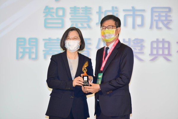 Kaohsiung City Mayor Chen Chi-Mai was awarded the Smart City Innovation Application Award by President Tsai