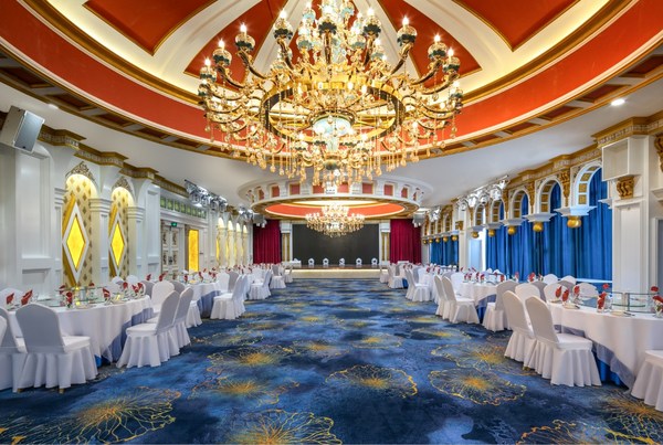 库尔勒万达锦华的宴会厅设计以丝路文化为主题，集合胡杨林落叶、库尔勒香梨等极具本地特色的具象性元素，让客人感受西域文化。