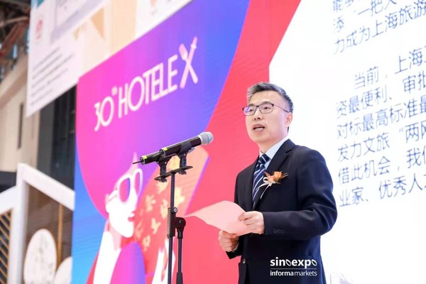 上海市文化和旅游局的局长方世忠先生在开幕式上发言