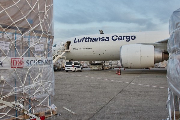 DB Schenker and Lufthansa Cargo launch regular CO2-neutral freight connection from Europe to China